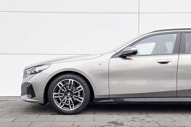 BMW 5-SERIE Touring 520i | M Sport | Stoelverwarming | Achteruitrijcamera |