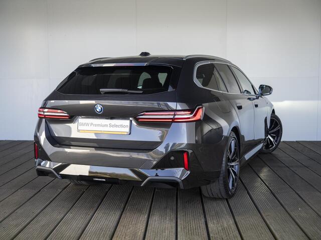 BMW 5-SERIE Touring 530e | M Sportpakket | Travel Pack | Verwarmd Stuurwiel | Harman-Kardon | Elektrisch Verwarmde Voorstoelen | 20''