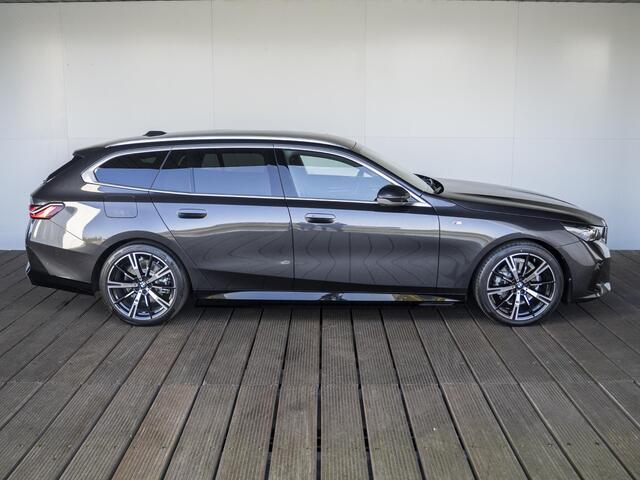 BMW 5-SERIE Touring 530e | M Sportpakket | Travel Pack | Verwarmd Stuurwiel | Harman-Kardon | Elektrisch Verwarmde Voorstoelen | 20''