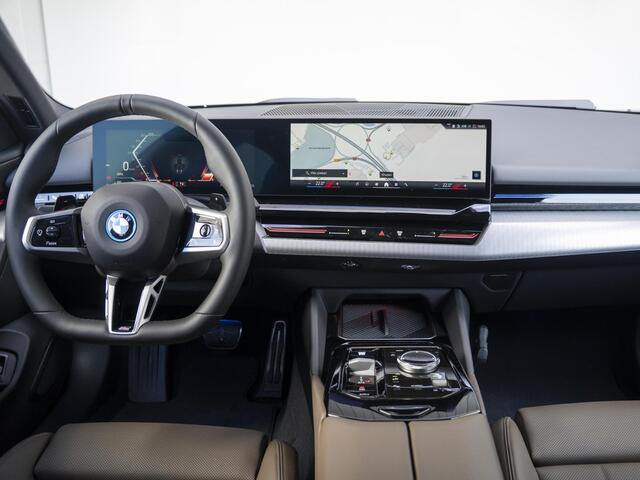 BMW 5-SERIE Touring 530e | M Sportpakket | Travel Pack | Verwarmd Stuurwiel | Harman-Kardon | Elektrisch Verwarmde Voorstoelen | 20''