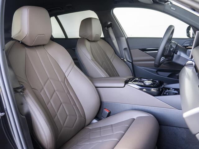 BMW 5-SERIE Touring 530e | M Sportpakket | Travel Pack | Verwarmd Stuurwiel | Harman-Kardon | Elektrisch Verwarmde Voorstoelen | 20''