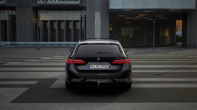 BMW 5-SERIE Touring 530e M Sport Automaat / Panoramadak / Trekhaak / Adaptieve LED / Comfort Access / Parking Assistant Plus / Stoelventilatie / Stuurverwarming