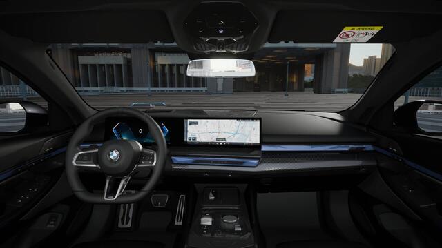 BMW 5-SERIE Touring 530e M Sport Automaat / Panoramadak / Trekhaak / Adaptieve LED / Comfort Access / Parking Assistant Plus / Stoelventilatie / Stuurverwarming