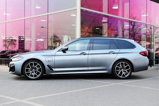 BMW 5-SERIE Touring 530e xDrive High Executive M Sport Automaat / Panoramadak / Trekhaak / Laserlight / Comfort Access / Parking Assistant Plus / Live Cockpit Professional / Adaptief onderstel