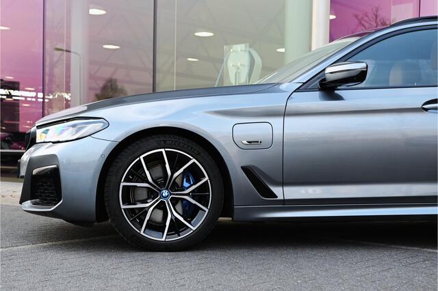BMW 5-SERIE Touring 530e xDrive High Executive M Sport Automaat / Panoramadak / Trekhaak / Laserlight / Comfort Access / Parking Assistant Plus / Live Cockpit Professional / Adaptief onderstel