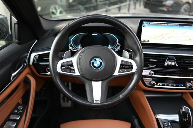 BMW 5-SERIE Touring 530e xDrive High Executive M Sport Automaat / Panoramadak / Trekhaak / Laserlight / Comfort Access / Parking Assistant Plus / Live Cockpit Professional / Adaptief onderstel