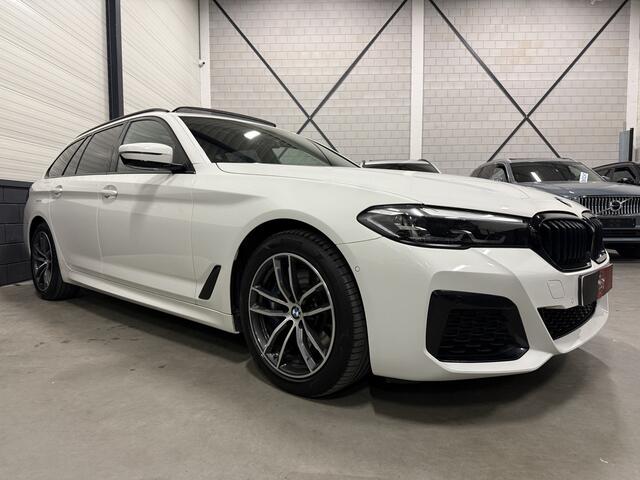 BMW 5-SERIE Touring 530e xDrive M-Sport PANO/HEAD-UP/ADAPTIVE-CHASSIS/ALCANTARA/CAMERA/LIVE-COCKPIT PRO/DAB/STANDKACHEL/SHADOW-LINE/18"/RECENT OH BEURT GEHAD BIJ BMW DEALER