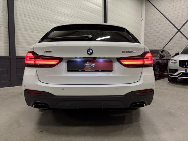 BMW 5-SERIE Touring 530e xDrive M-Sport PANO/HEAD-UP/ADAPTIVE-CHASSIS/ALCANTARA/CAMERA/LIVE-COCKPIT PRO/DAB/STANDKACHEL/SHADOW-LINE/18"/RECENT OH BEURT GEHAD BIJ BMW DEALER