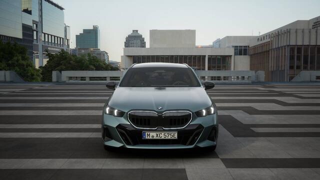 BMW 5-SERIE Touring 530e M Sport Automaat / Trekhaak / Adaptieve LED / Stoelventilatie / Parking Assistant / Stoelverwarming / M Sportonderstel