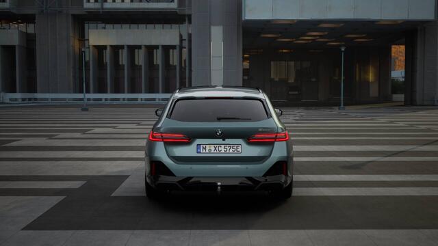 BMW 5-SERIE Touring 530e M Sport Automaat / Trekhaak / Adaptieve LED / Stoelventilatie / Parking Assistant / Stoelverwarming / M Sportonderstel