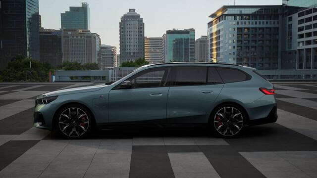 BMW 5-SERIE Touring 530e M Sport Automaat / Trekhaak / Adaptieve LED / Stoelventilatie / Parking Assistant / Stoelverwarming / M Sportonderstel