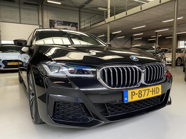 BMW 5-SERIE 520i Business Edition Plus M pakket, Pano, 19inch Sfeerverlichting