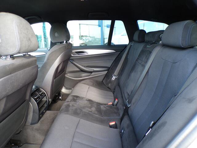 BMW 5-SERIE Touring 530i High Executive M-Sport, Full LED / Trekhaak / Camera + Sensoren / Stoelverwarming / 18' Sportvelgen