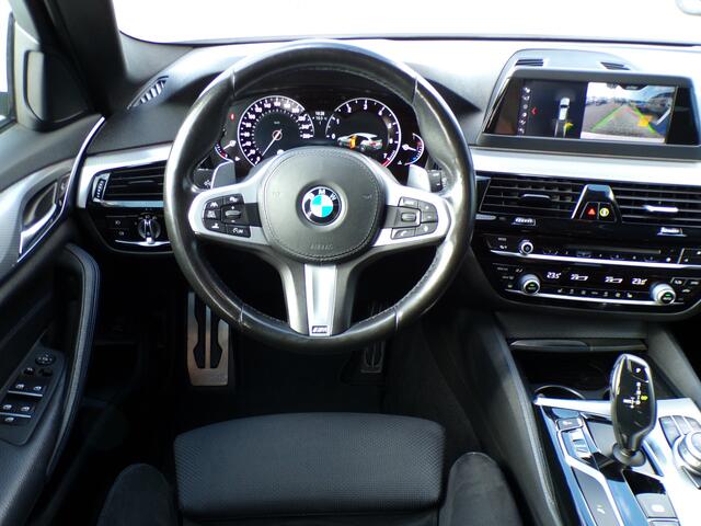 BMW 5-SERIE Touring 530i High Executive M-Sport, Full LED / Trekhaak / Camera + Sensoren / Stoelverwarming / 18' Sportvelgen