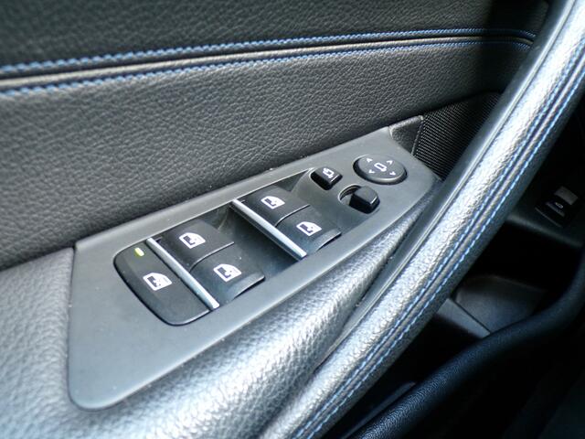 BMW 5-SERIE Touring 530i High Executive M-Sport, Full LED / Trekhaak / Camera + Sensoren / Stoelverwarming / 18' Sportvelgen