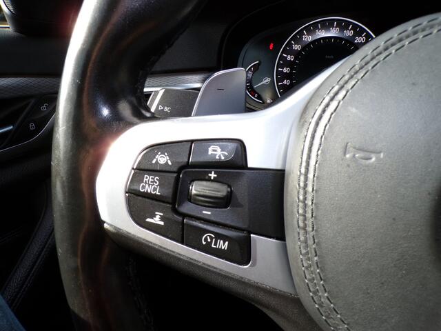 BMW 5-SERIE Touring 530i High Executive M-Sport, Full LED / Trekhaak / Camera + Sensoren / Stoelverwarming / 18' Sportvelgen