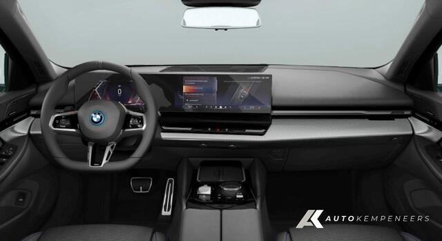 BMW 5-SERIE 530e M Sport Pro | Shadow | Harman/Kardon | Driving Ass. Plus | Trekhaak | Iconic Glow | 19' Inch |