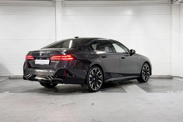 BMW 5-SERIE Sedan 530e | M-Sport Pro | Travel Pack | Innovation Pack | Comfort Pack | Driving Assistant Professional | Bowers&Wilkins | Comfort Access