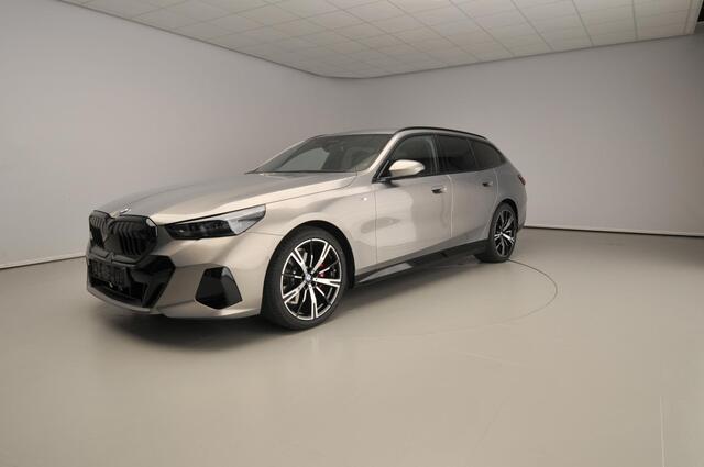 BMW 5-SERIE Touring 520d | M-Sportpakket | LED | HUD | Trekhaak | Active cruise | Keyles go | DAB | Harman-kardon sound | Alu 20 inch