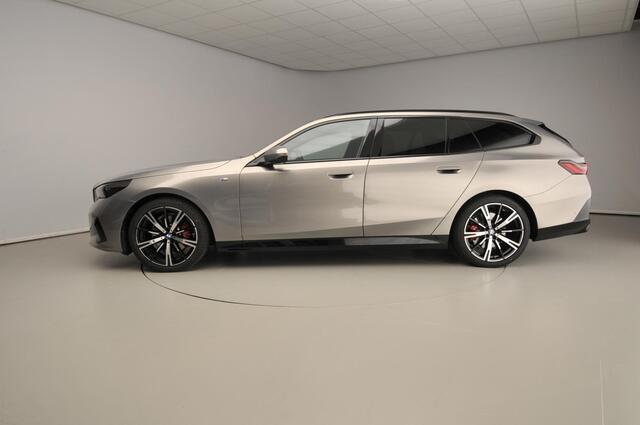 BMW 5-SERIE Touring 520d | M-Sportpakket | LED | HUD | Trekhaak | Active cruise | Keyles go | DAB | Harman-kardon sound | Alu 20 inch