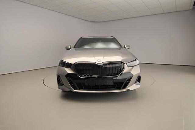 BMW 5-SERIE Touring 520d | M-Sportpakket | LED | HUD | Trekhaak | Active cruise | Keyles go | DAB | Harman-kardon sound | Alu 20 inch