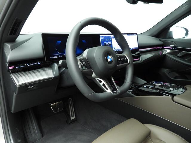 BMW 5-SERIE Touring 520d | M-Sportpakket | LED | HUD | Trekhaak | Active cruise | Keyles go | DAB | Harman-kardon sound | Alu 20 inch