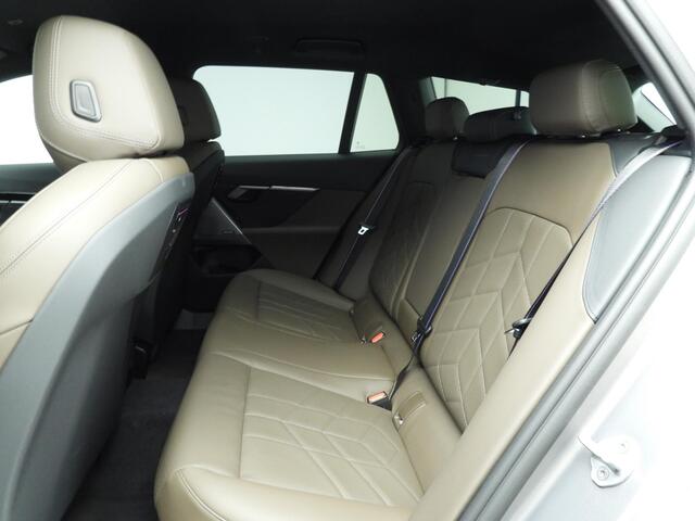 BMW 5-SERIE Touring 520d | M-Sportpakket | LED | HUD | Trekhaak | Active cruise | Keyles go | DAB | Harman-kardon sound | Alu 20 inch