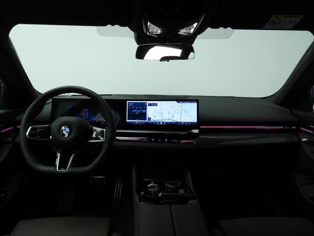 BMW 5-SERIE Touring 520d | M-Sportpakket | LED | HUD | Trekhaak | Active cruise | Keyles go | DAB | Harman-kardon sound | Alu 20 inch