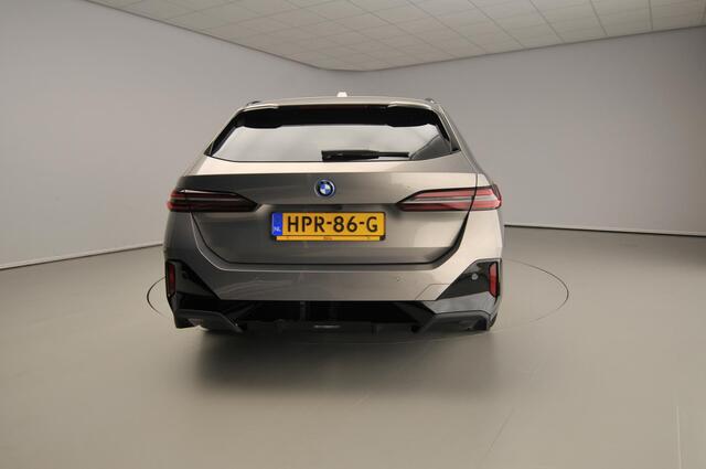 BMW 5-SERIE Touring 530e M-Sportpakket pro / Trekhaak / Panoramadak / Travel Pack / Innovation Pack / Park assist / Alu wielen 21 inch