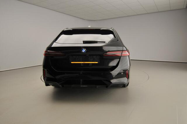 BMW 5-SERIE Touring 520d | M-Sportpakket | LED | HUD | Trekhaak | Active cruise | Keyles go | DAB | Harman-kardon sound | Alu 20 inch