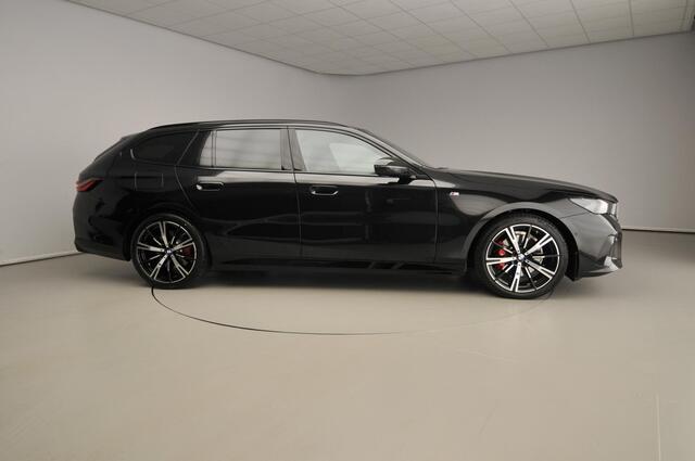 BMW 5-SERIE Touring 520d | M-Sportpakket | LED | HUD | Trekhaak | Active cruise | Keyles go | DAB | Harman-kardon sound | Alu 20 inch