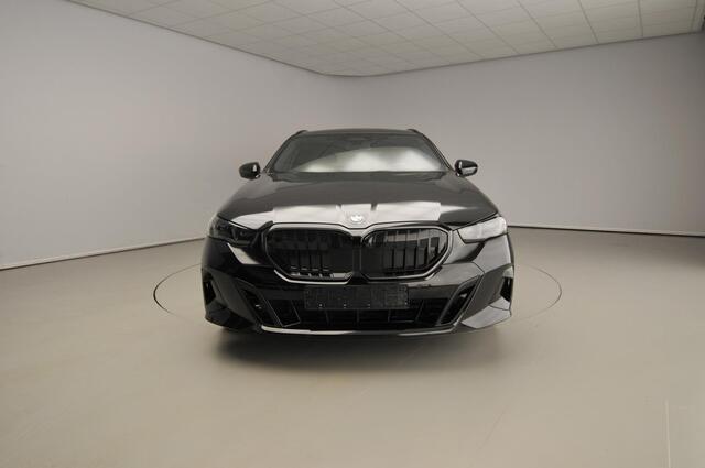 BMW 5-SERIE Touring 520d | M-Sportpakket | LED | HUD | Trekhaak | Active cruise | Keyles go | DAB | Harman-kardon sound | Alu 20 inch
