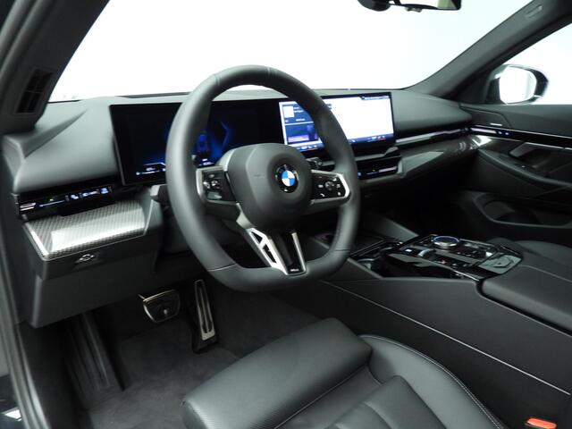 BMW 5-SERIE Touring 520d | M-Sportpakket | LED | HUD | Trekhaak | Active cruise | Keyles go | DAB | Harman-kardon sound | Alu 20 inch