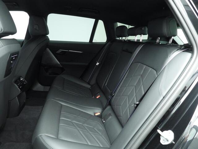 BMW 5-SERIE Touring 520d | M-Sportpakket | LED | HUD | Trekhaak | Active cruise | Keyles go | DAB | Harman-kardon sound | Alu 20 inch