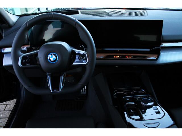 BMW 5-SERIE Touring 530e M Sport Automat / Panoramadak / Trekhaak / Stoelventilatie / Adaptieve LED / Parking Assistant Plus / Comfort Access