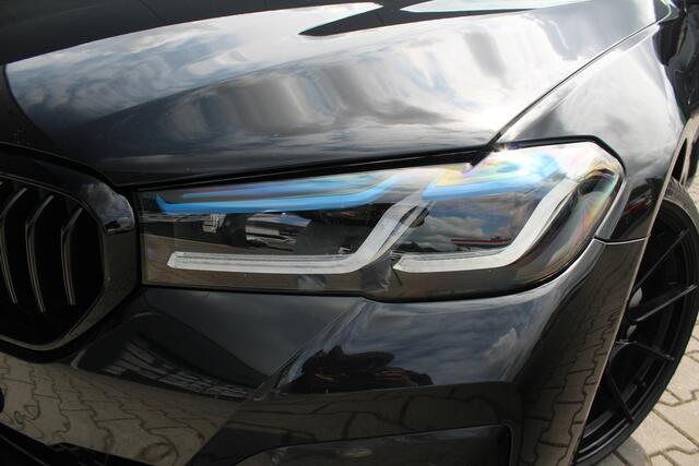 BMW 5-SERIE 545e xDrive Business Edition Plus | Incl. 12 maanden garantie | Harman/Kardon | Dodehoek detectie | F1 Flippers | Cruise control | Apple carplay/Android auto | Stoelverwarming | Lichtmetalen velgen 20"