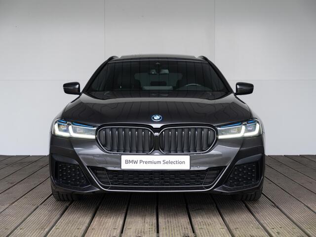 BMW 5-SERIE Touring 530e | M Sportpakket | Innovation Pack | 19 inch | Driving Assistant | BMW Laserlight | Head Up Display | Trekhaak