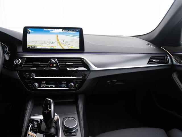 BMW 5-SERIE Touring 530e | M Sportpakket | Innovation Pack | 19 inch | Driving Assistant | BMW Laserlight | Head Up Display | Trekhaak