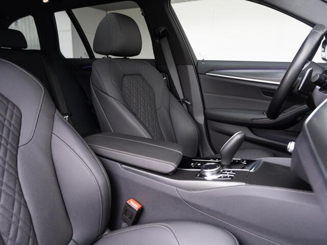 BMW 5-SERIE Touring 530e | M Sportpakket | Innovation Pack | 19 inch | Driving Assistant | BMW Laserlight | Head Up Display | Trekhaak