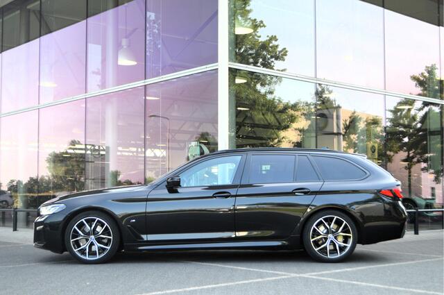 BMW 5-SERIE Touring 520i High Executive M Sport Automaat / Panoramadak / Trekhaak / Laserlight / Achteruitrijcamera / M Sportonderstel / Head-Up / Stuurverwarming