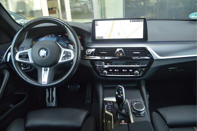 BMW 5-SERIE Touring 520i High Executive M Sport Automaat / Panoramadak / Trekhaak / Laserlight / Achteruitrijcamera / M Sportonderstel / Head-Up / Stuurverwarming