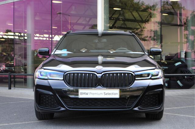 BMW 5-SERIE Touring 520i High Executive M Sport Automaat / Panoramadak / Trekhaak / Laserlight / Achteruitrijcamera / M Sportonderstel / Head-Up / Stuurverwarming