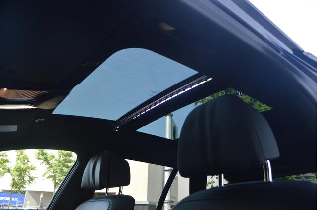 BMW 5-SERIE Touring 520i High Executive M Sport Automaat / Panoramadak / Trekhaak / Laserlight / Achteruitrijcamera / M Sportonderstel / Head-Up / Stuurverwarming