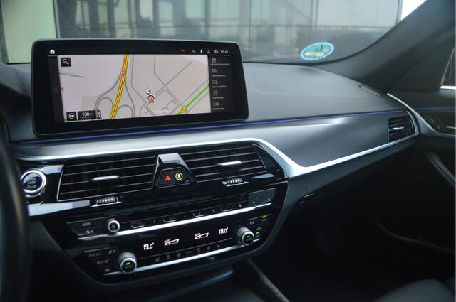 BMW 5-SERIE Touring 520i High Executive M Sport Automaat / Panoramadak / Trekhaak / Laserlight / Achteruitrijcamera / M Sportonderstel / Head-Up / Stuurverwarming