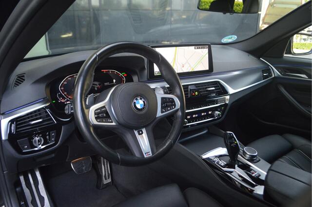 BMW 5-SERIE Touring 520i High Executive M Sport Automaat / Panoramadak / Trekhaak / Laserlight / Achteruitrijcamera / M Sportonderstel / Head-Up / Stuurverwarming