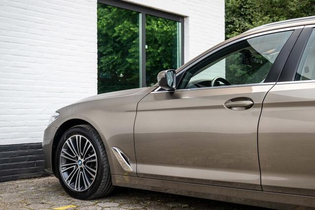 BMW 5-SERIE Touring 520i Executive Leder Trekhaak LED Orig NL Auto