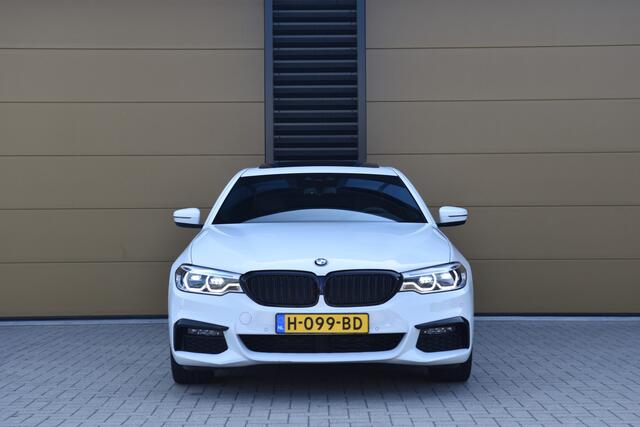 BMW 5-SERIE 520i High Executive * M Sportpakket * Comfortstoelen * Glasdak * Trekhaak * Sfeerverlichting *
