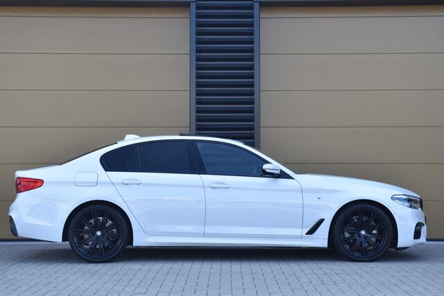 BMW 5-SERIE 520i High Executive * M Sportpakket * Comfortstoelen * Glasdak * Trekhaak * Sfeerverlichting *