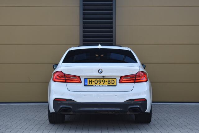 BMW 5-SERIE 520i High Executive * M Sportpakket * Comfortstoelen * Glasdak * Trekhaak * Sfeerverlichting *