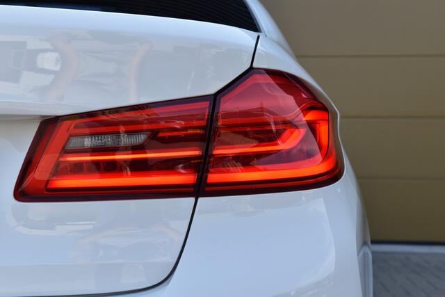 BMW 5-SERIE 520i High Executive * M Sportpakket * Comfortstoelen * Glasdak * Trekhaak * Sfeerverlichting *